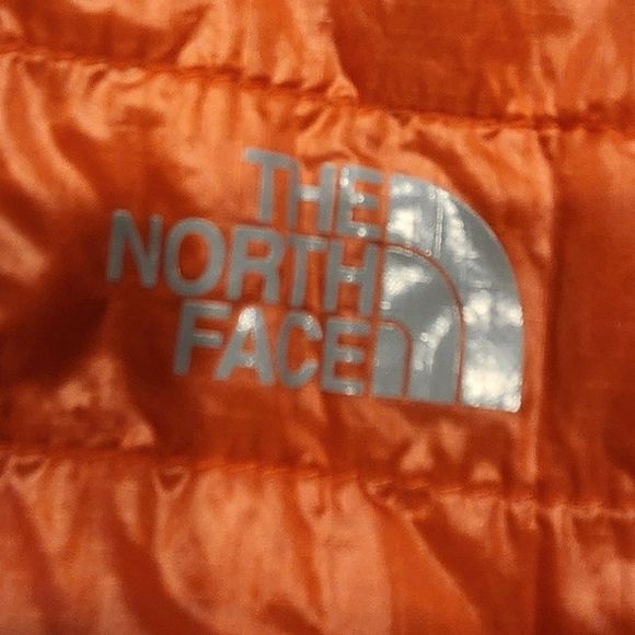 The North Face womens flash dry polyester puffer jacket. Size L - Picture 3 of 7